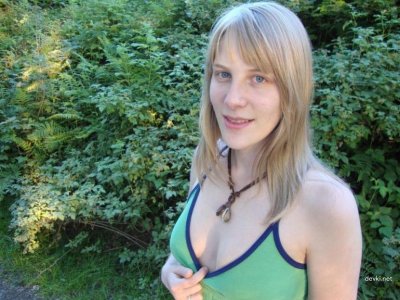 Сладкая крошка делает минет в лесу