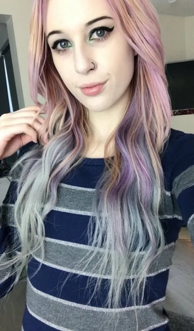 Милашка с пухленькой грудью продемонстрировала свои личные снимки