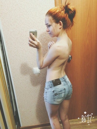 Пышногрудая рыжая красотка показала свои прелести без одежды