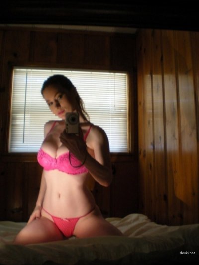 Сексуальная рыжая красотка снимает себя обнаженной в красивом фотосете