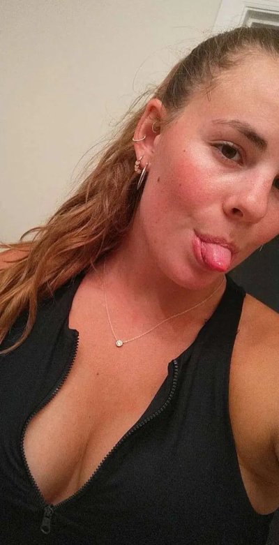 Пылкая красотка на домашних снимках