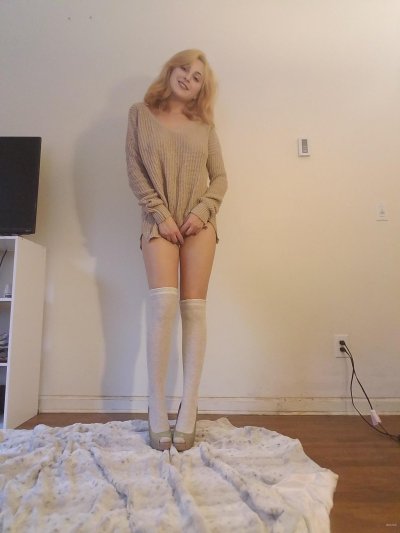 Изображения привлекательной красотки в откровенных позах