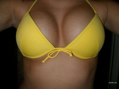 Шикарная красотка с обворожительным бюстом удовлетворяет свои желания