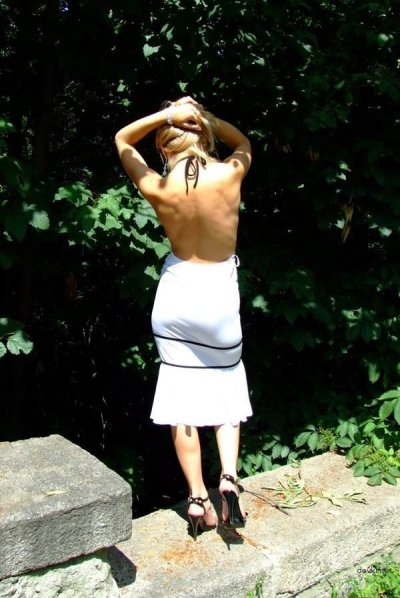 Шикарная крошка из столицы раздевается и показывает свое тело на улице