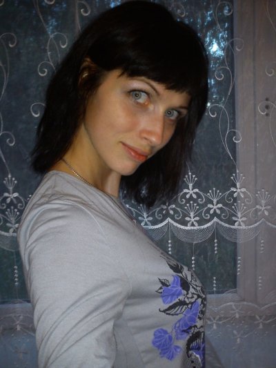 Шикарная красотка раздевается, чтобы показать свои прелестные формы