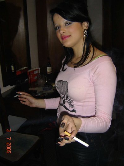 Темноволосая девушка делает минет и дрочит.