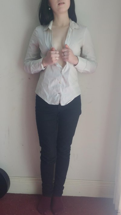 Шалунья скидывает с себя нижнее белье