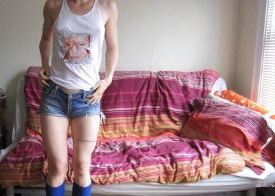 Голая дамочка в спортивной позе