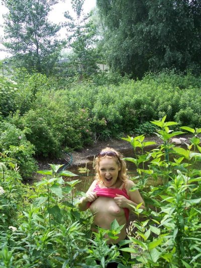 Сексуальная красотка позирует обнаженной на каникулах