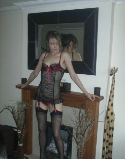 Изображения раздетой дамы с привлекательной фигурой в сети