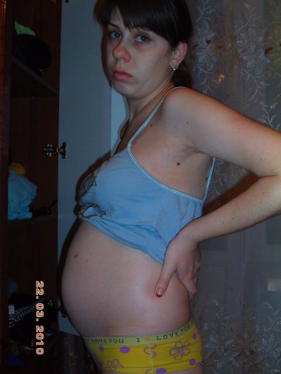 Милашка демонстрирует свое интересное положение