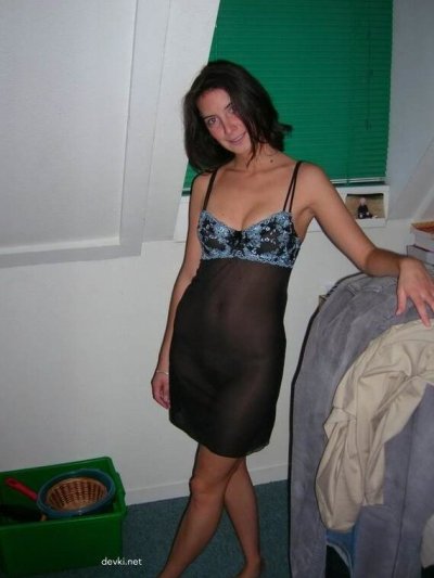 Привлекательная темноволосая красавица предстает перед вами без одежды