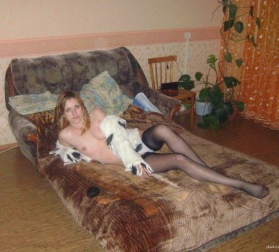 Молодая красотка в чулках демонстрирует свою промежность в разнообразных положениях