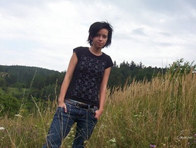 ЭМО девушка раздевается на свежем воздухе: природа и страсть!