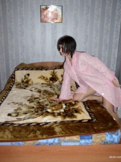 Милая девушка эффектно позирует в уютной обстановке своего дома