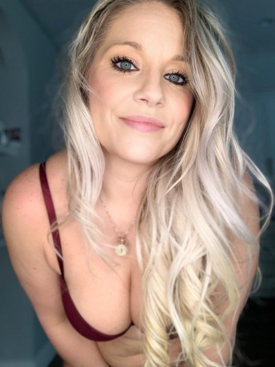 Сексуальная мамочка наслаждается демонстрацией своей голой фигуры