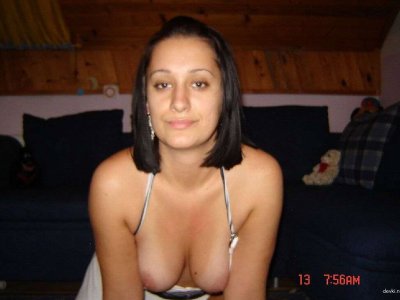 Пьяная девушка решилась на смелый шаг и сняла свои трусики!