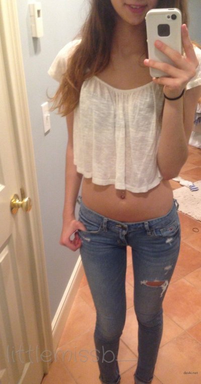 Густая растительность на интимной зоне молодой леди