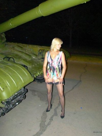 Сексуальная брюнетка позирует обнаженной на камеру