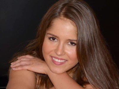 Очаровательная девушка с удовольствием показывает свои соблазнительные формы