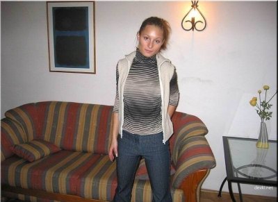 Горячая красотка на диванчике: соблазнительные позы для взрослых