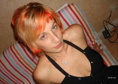 Сексапильная рыжая красотка в разнообразных позах без белья