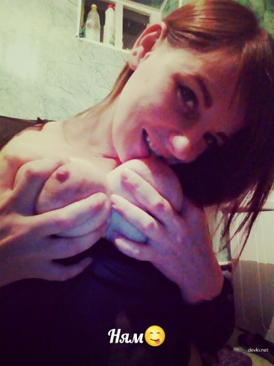 Девушка играет с ее нежной "кисочкой"