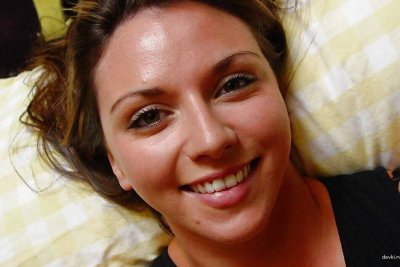 Милая малышка с подтянутой попкой ждет тебя