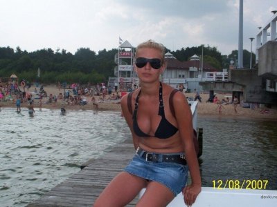 Развратная красотка показала интимные места в лесу