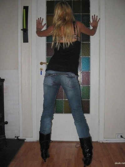 Задница молодой блондиночки в деле