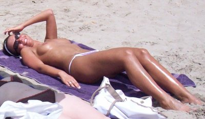 Дама без лифчика на морском берегу: откровенные фото!