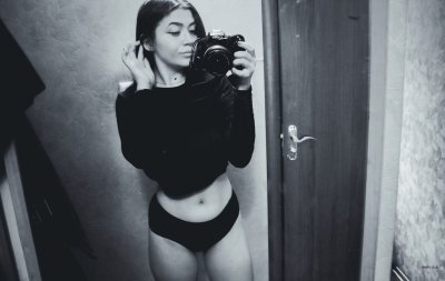 Не стесняется демонстрировать свои прелести