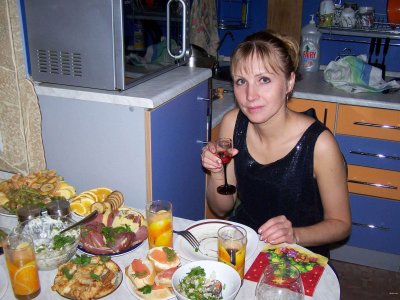 Ласкает нежно свою девушку, наслаждаясь каждым моментом!