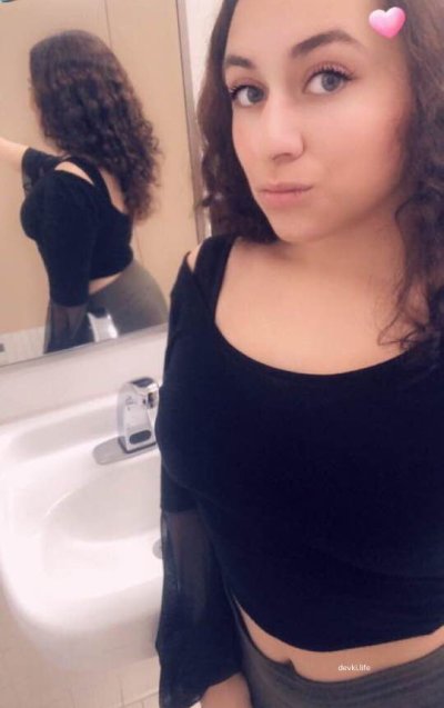 Молодая красотка показала свою возбужденную киску в полный рост!