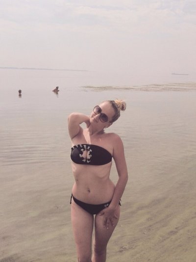 Сексуальная русская красотка позирует без одежды на камеру