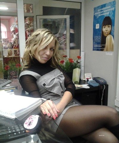 Развратная красотка демонстрирует бюст