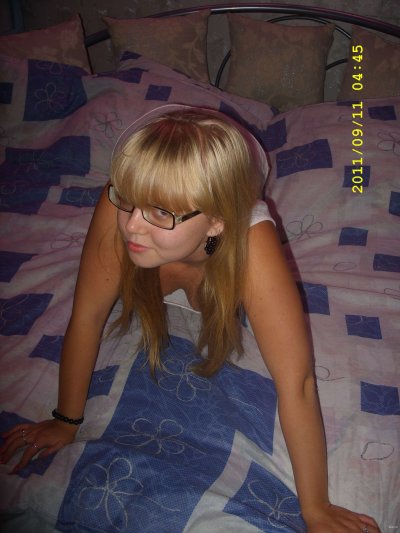 Пухлая блондинка с игривым настроением готова вас порадовать!