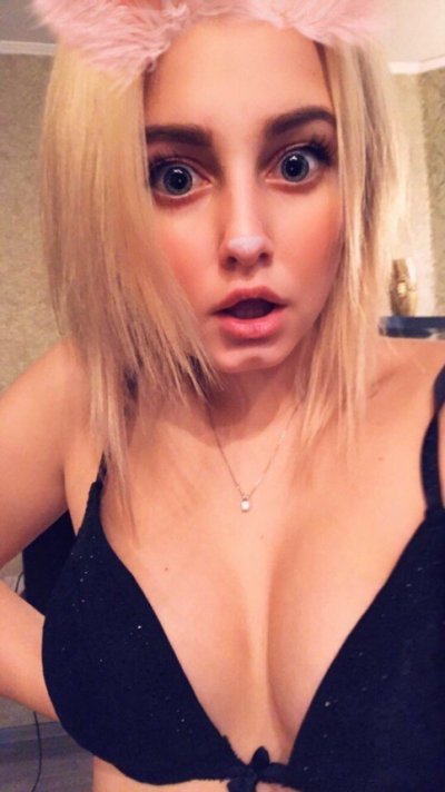 Молоденькая красотка показала свои обнаженные прелести