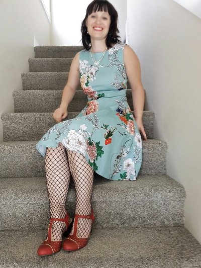 Обворожительная зрелка устраивает откровенную фотосессию у себя дома