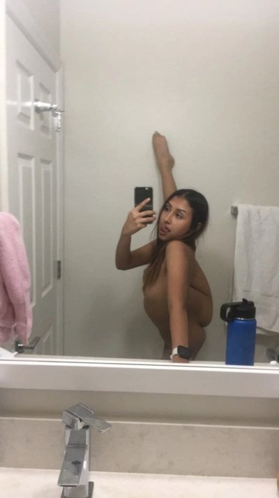 Развратная чернокожая красотка показала свои интимные уголки