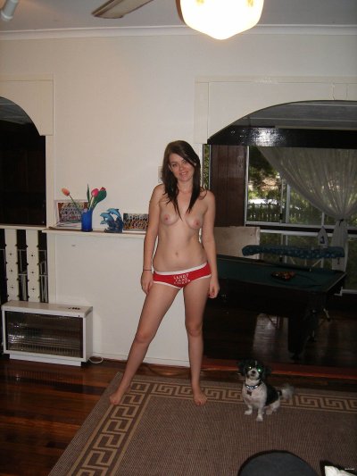 Две голые подружки устроили вечеринку