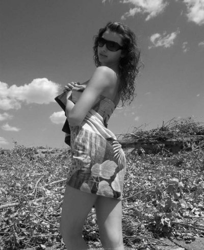 Красотка купается в воде без лифчика