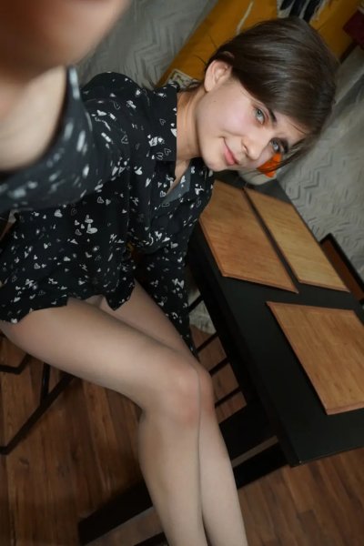 Развратная красотка показывает свои горячие прелести