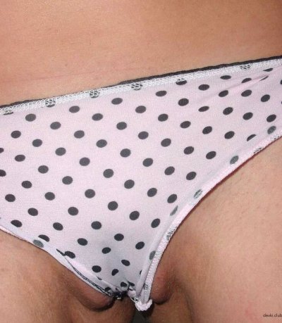 Темноволосая красотка снимает нижнее белье