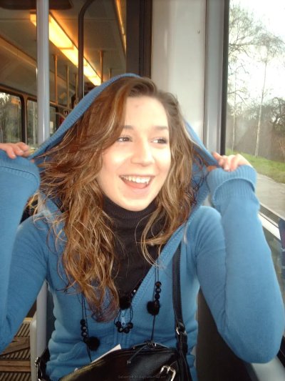 Соблазнительная красотка позирует в чулках и сексуальном нижнем белье!