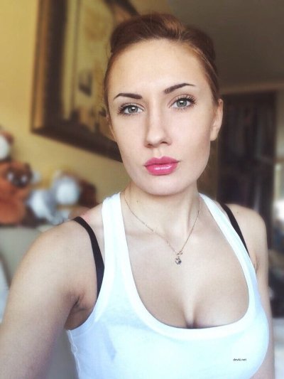 Девушка и её фото без одежды - новый контент!