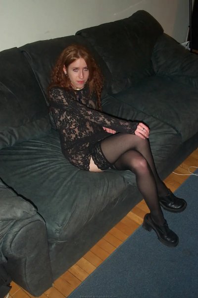 Горячая рыжая бестия демонстрирует свои откровенные снимки