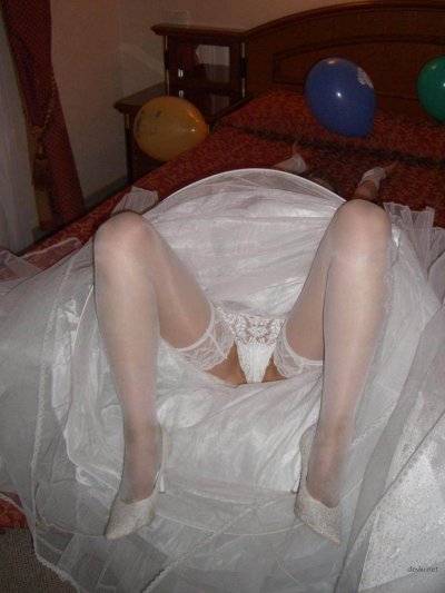 Молодая невеста демонстрирует свою аккуратно побритую промежность