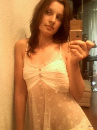 Красотка показывает свои прелести перед зеркалом в уютной обстановке