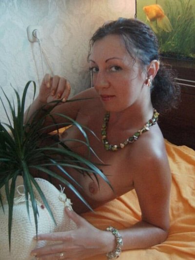 Опытная развратница показывает свои прелести в уютном уголке и на свежем воздухе